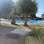 The Poolside Gem شقة