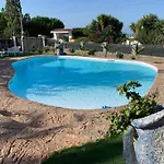 The Poolside Gem 아파트 *