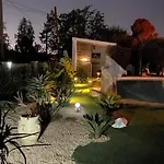 The Poolside Gem 아파트